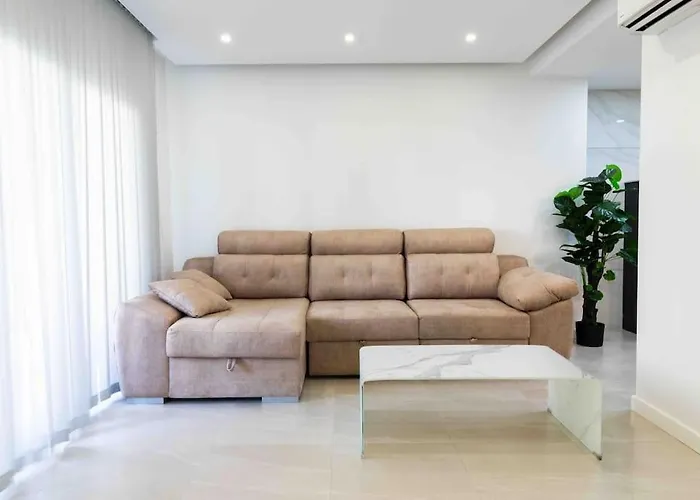 Modern 3-Bed Apartment In Heart Of Torremolinos